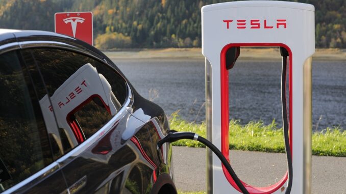 Tesla bil vid en laddare